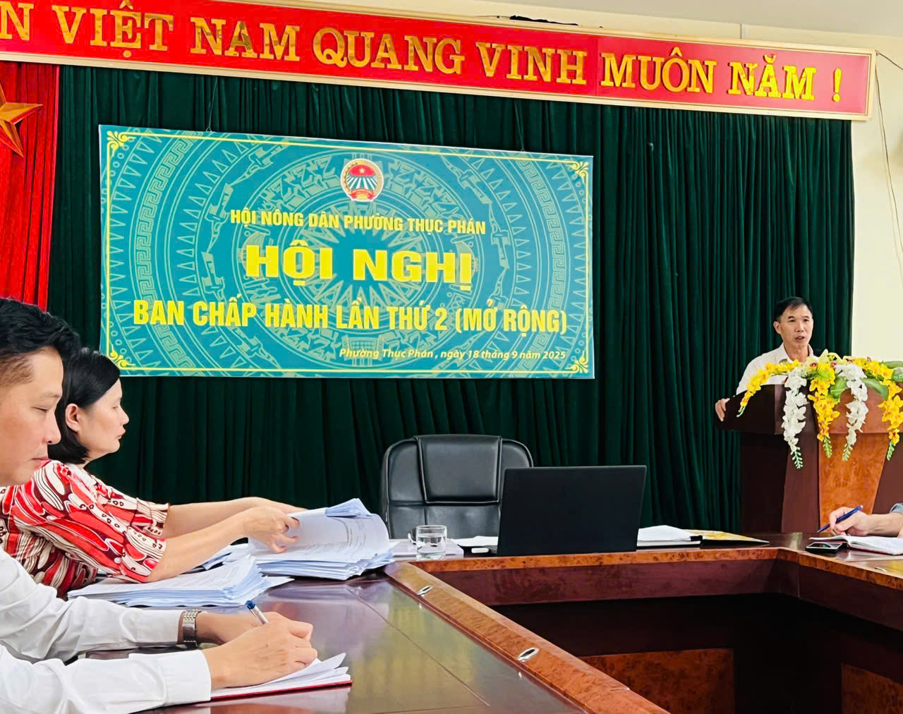 (Đ/c Lý Văn Thư Đảng uỷ viên, Phó chủ tịch Uỷ ban MTTQ Việt Nam phường, Chủ tịch HND phường Thục Phán chủ trì Hội nghị)