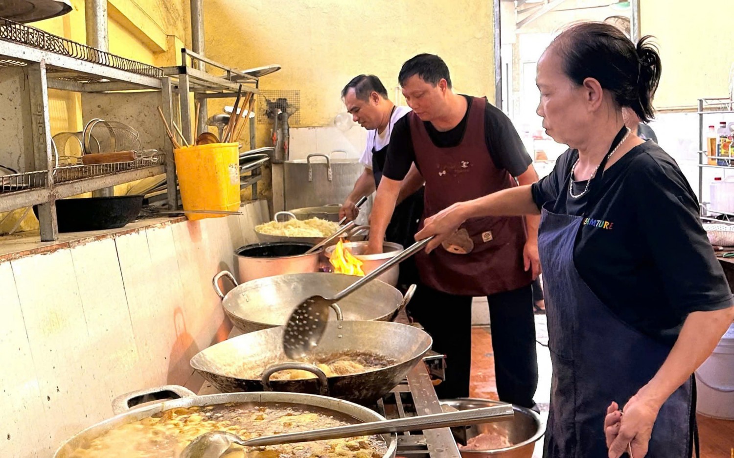 Các suất cơm được Linh mục và giáo dân nấu tại bếp ăn của nhà thờ giáo xứ Thanh Sơn