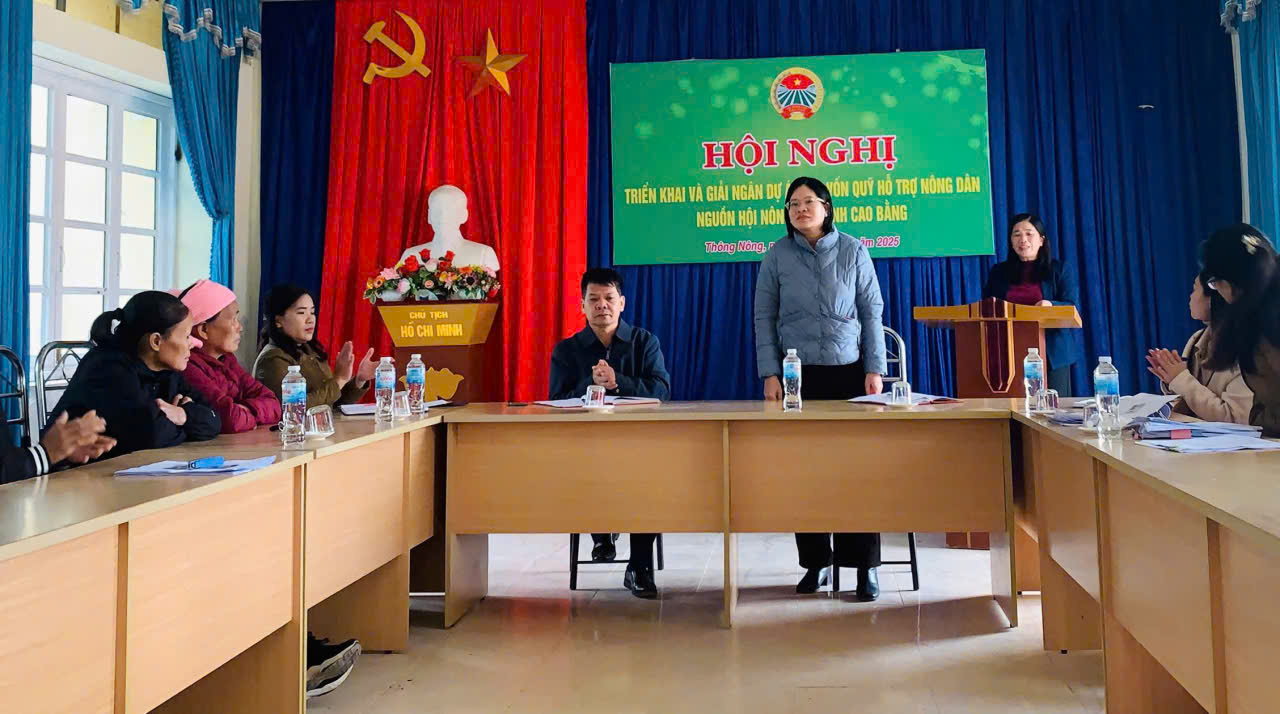 ​Đồng chí Hoàng Thị Hường, Phó Giám đốc Ban Điều hành Quỹ Hỗ trợ nông dân tỉnh phát biểu chỉ đạo Hội nghị.