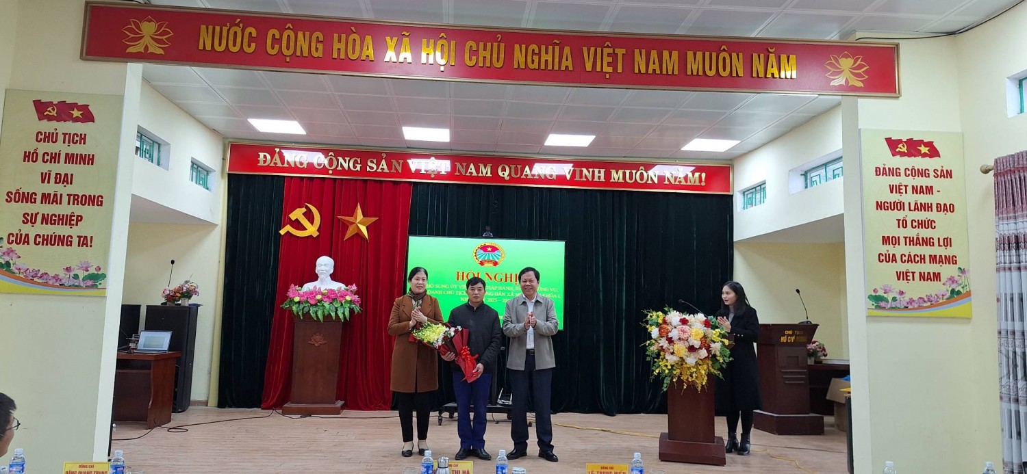 Lãnh đạo Hội Nông dân tỉnh, Đảng ủy xã tặng hoa tân chủ tịch Hội Nông dân xã Minh Tâm, khóa I nhiệm kỳ 2025-2030.