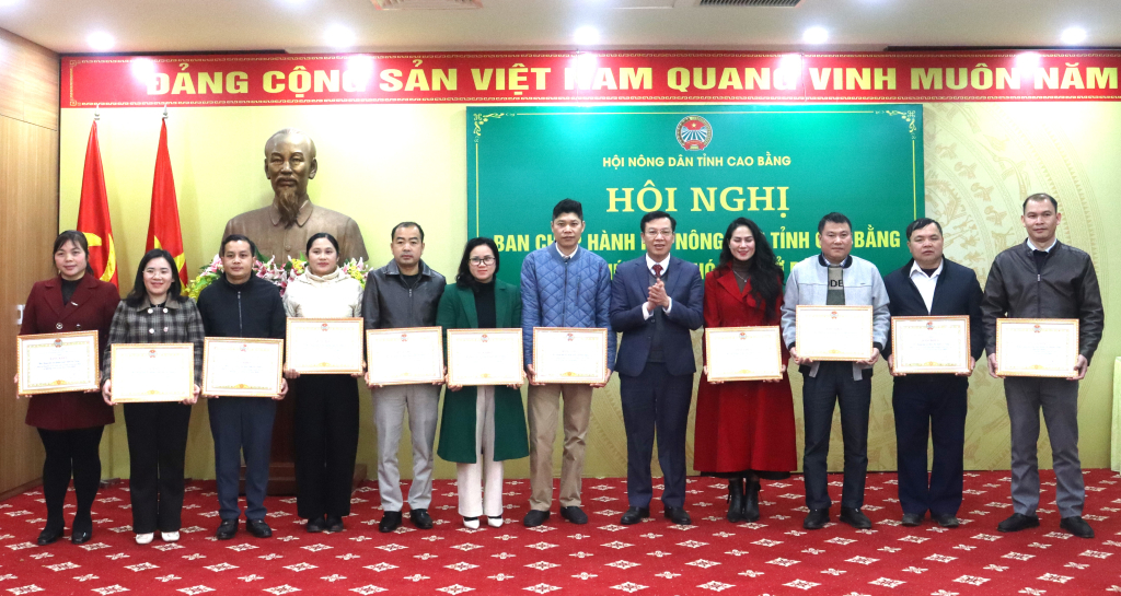 154179 chu tich hoi nong dan tinh nguyen phuong huy trao bang khen cho cac tap the 12342010