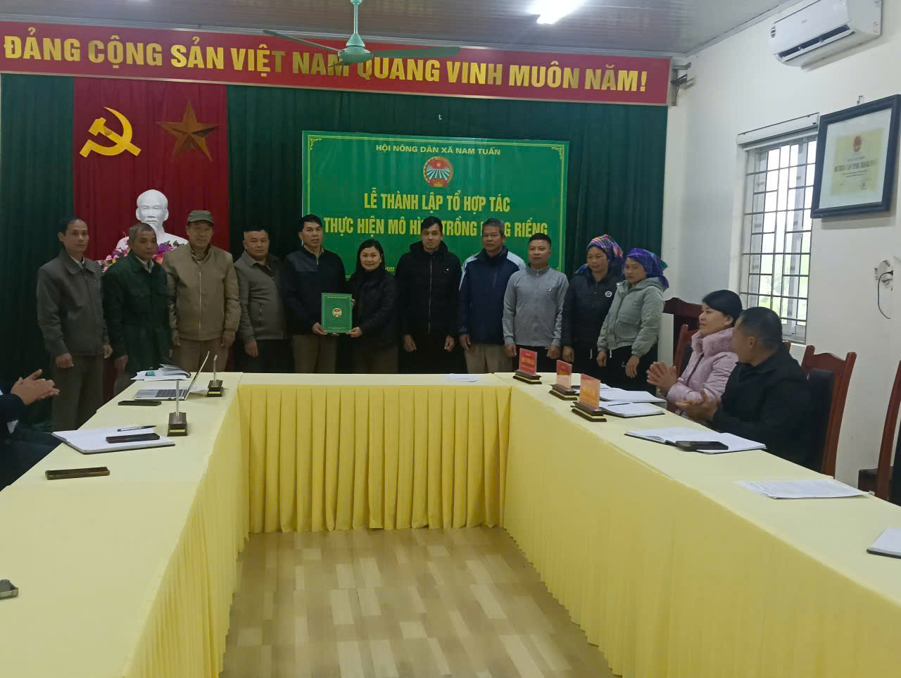 Đồng chí Nông Thị Phương Loan, Chủ tịch Hội Nông dân xã Nam Tuấn trao quyết định thành lập Tổ hợp tác.