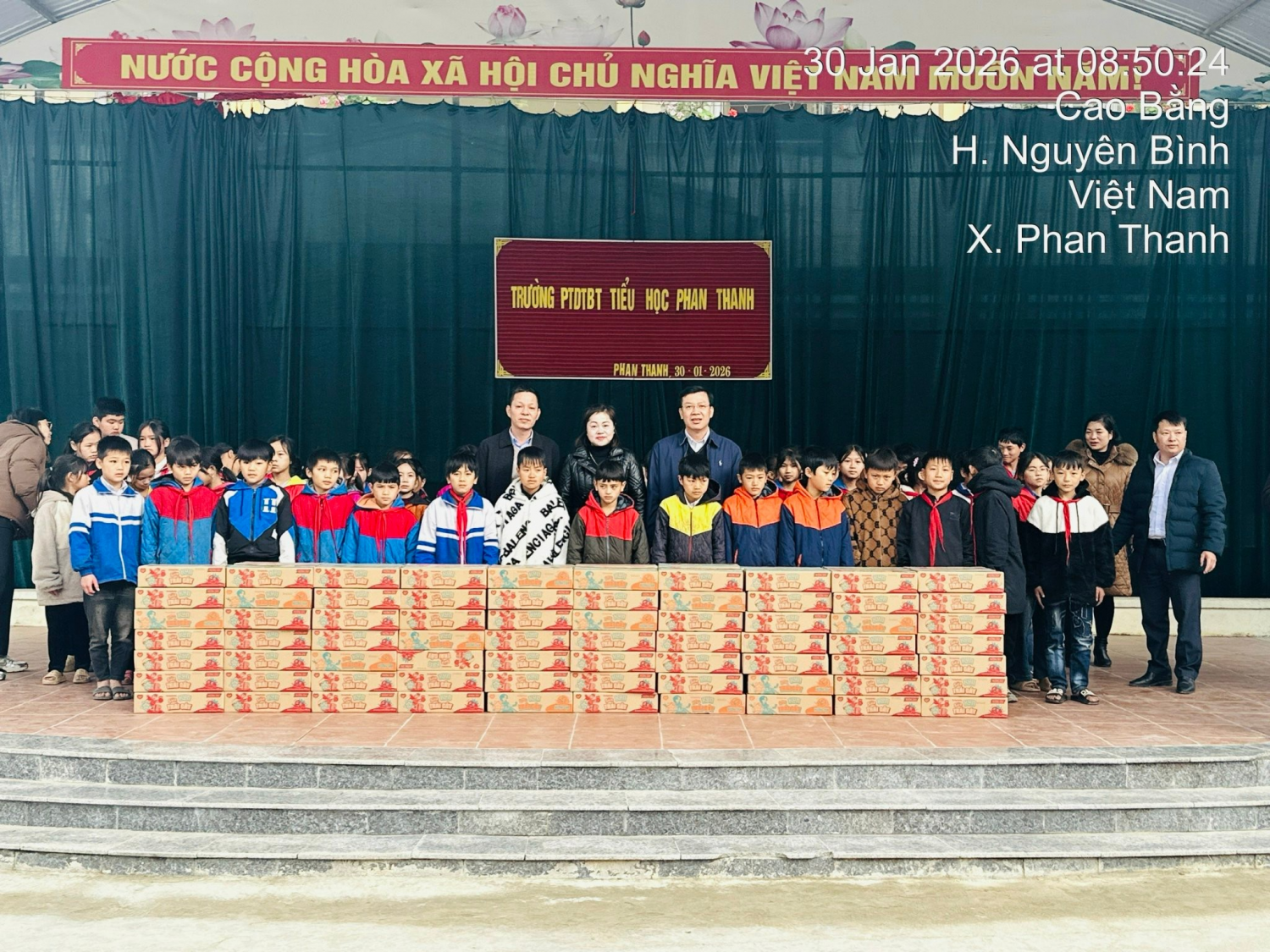 (Đồng chí Nguyễn Phương Huy - Tỉnh ủy viên, PCT UBMTTQ VN tỉnh,  Chủ tịch Hội Nông dân tỉnh trao tặng sữa tại Trường PTDTBT xã Phan Thanh)