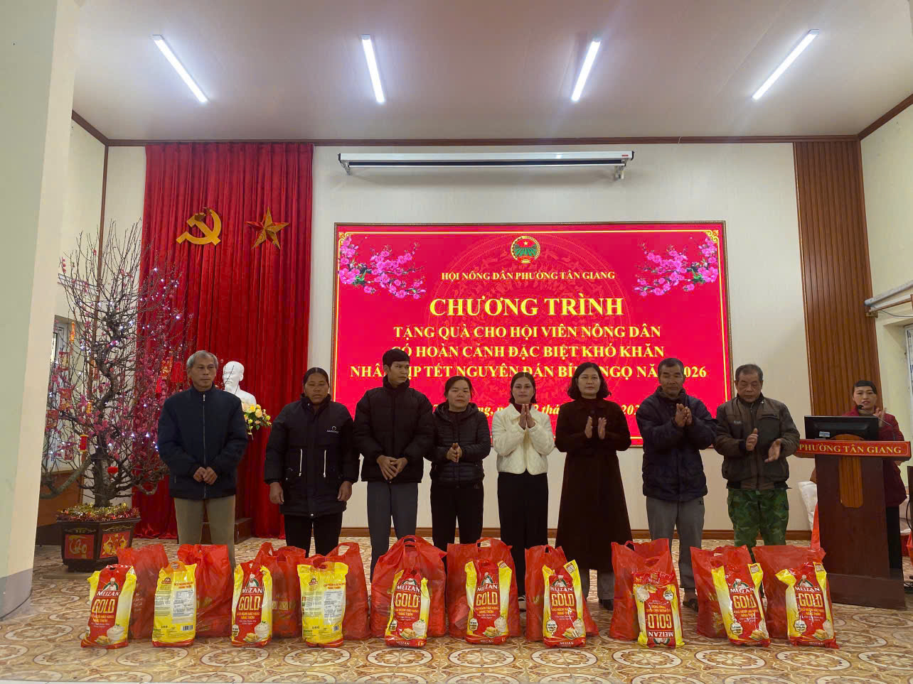 Đồng chí Hoàng Thị Nga- Chủ tịch Hội Nông dân phường Tân Giang tặng quà cho hội viên nông dân có hoàn cảnh khó khăn.