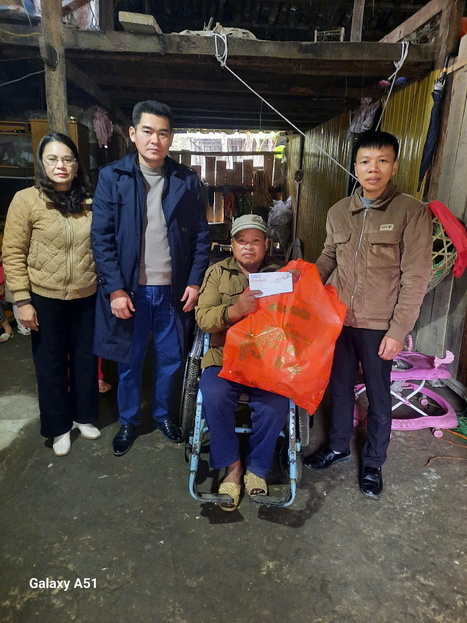 Đồng chí Vi Triệu Nhất, Chủ tịch Hội Nông dân xã Trường Hà tặng quà cho hội viên nông dân.