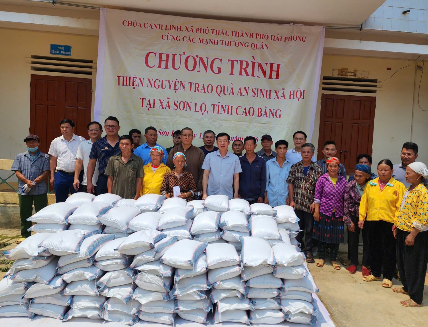 Đồng chí Nguyễn Phương Huy - Tỉnh ủy viên, Phó Chủ tịch Ủy ban MTTQ Việt Nam tỉnh, Chủ tịch Hội Nông dân tỉnh tặng quà cho các gia đình hộ nghèo, cận nghèo, gia đình khó khăn đột xuất tại xã Phan Thanh, Sơn Lộ.