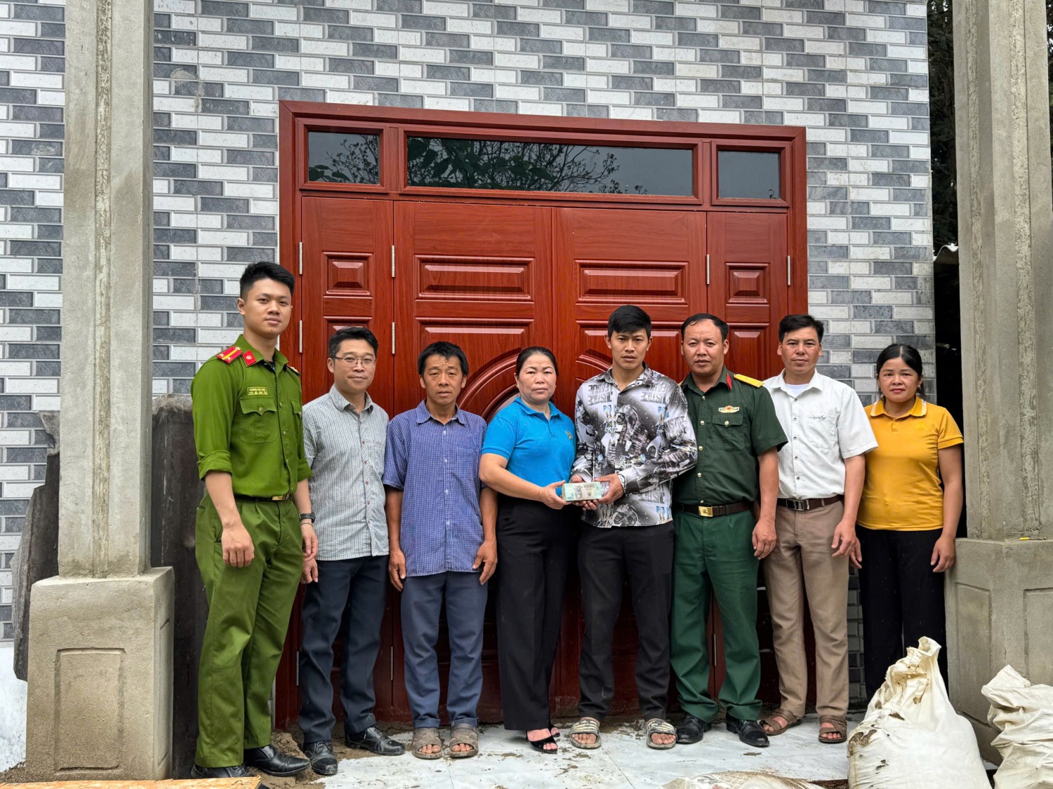 Đại diện HND, HLHPN, Công An, Quân Sự xã nghiệm thu xóa nhà tạm, nhà dột nát tại xóm Phiêng Mòn