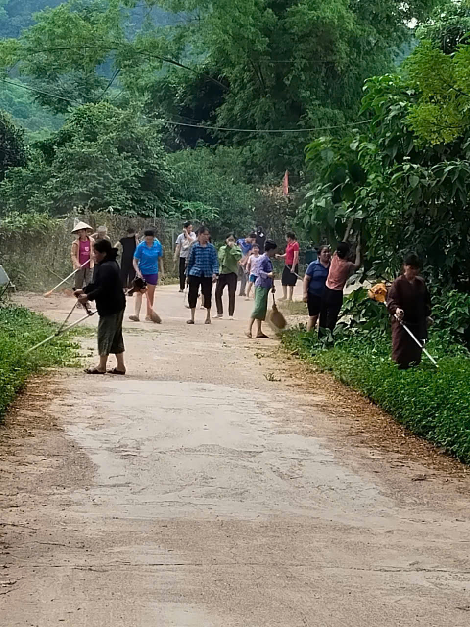 Hội viên nông dân tích cực tham gia vệ sinh đường làng, ngõ xóm.