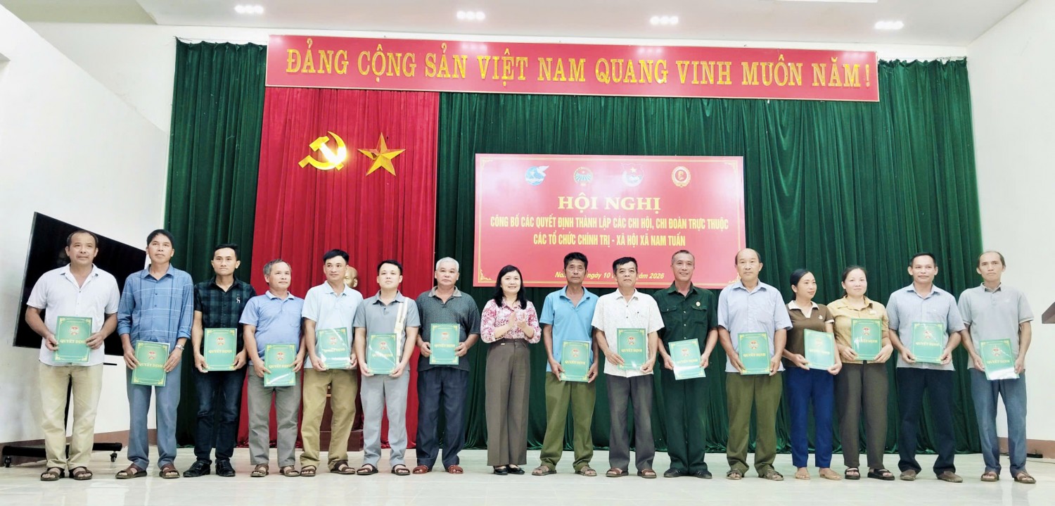Các đồng chí Chi hội trưởng nông dân sau khi kiện toàn.