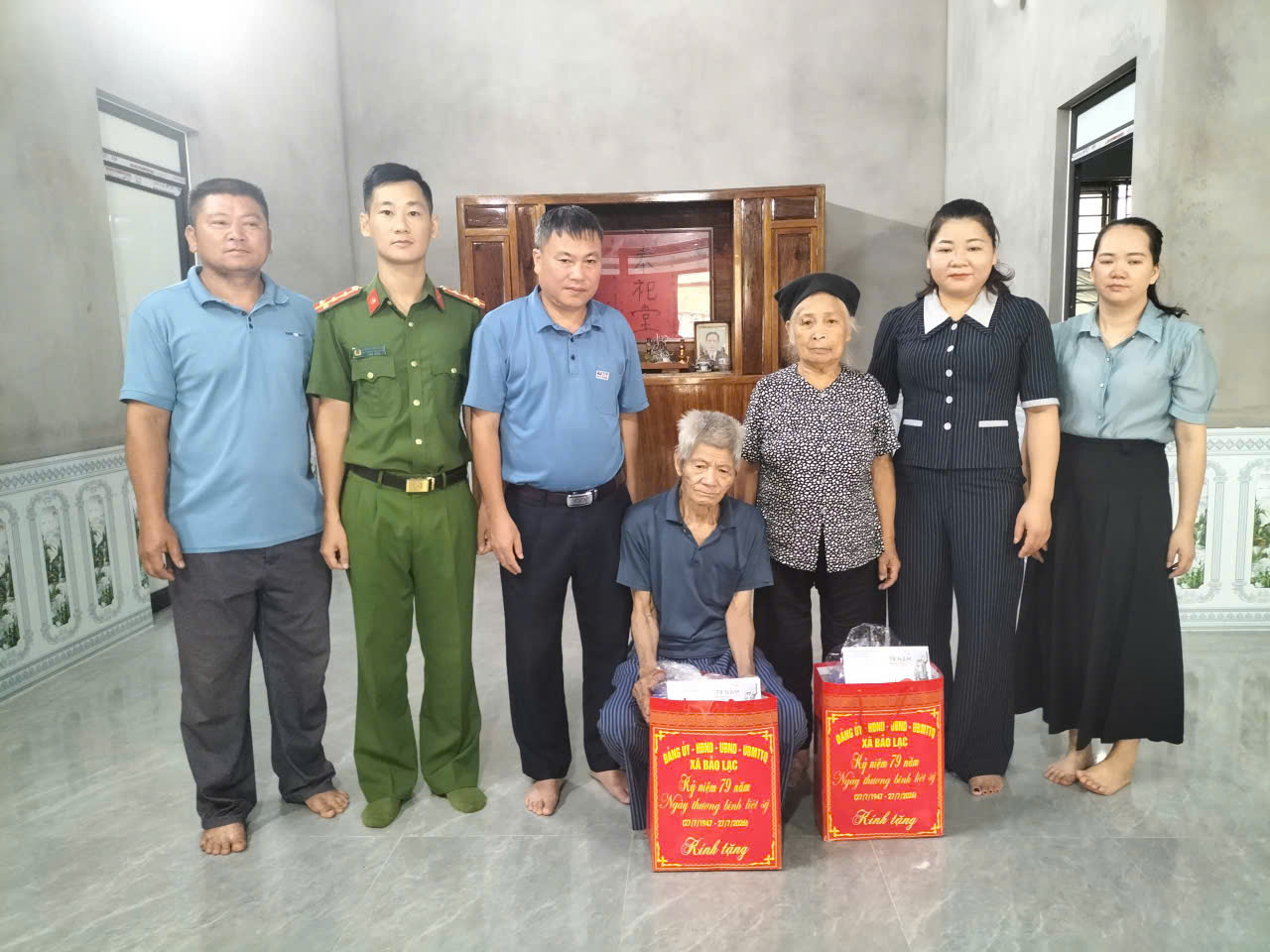 Đồng chí Quan Văn Phú, Chủ tịch Hội Nông dân xã Bảo Lạc, tham gia tặng quà các gia đình chính sách, người có công với cách mạng.
