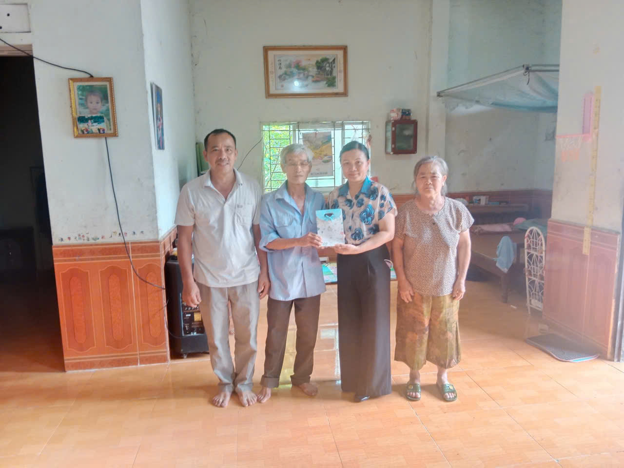 Hội Nông dân xã tặng quà thân nhân các anh hùng liệt sỹ, gia đình chính sách, người có công với cách mạng.