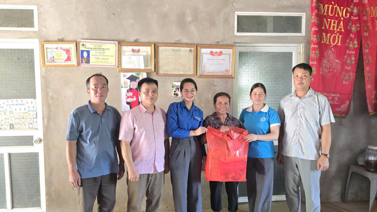 Tặng quà cho các gia đình chính sách