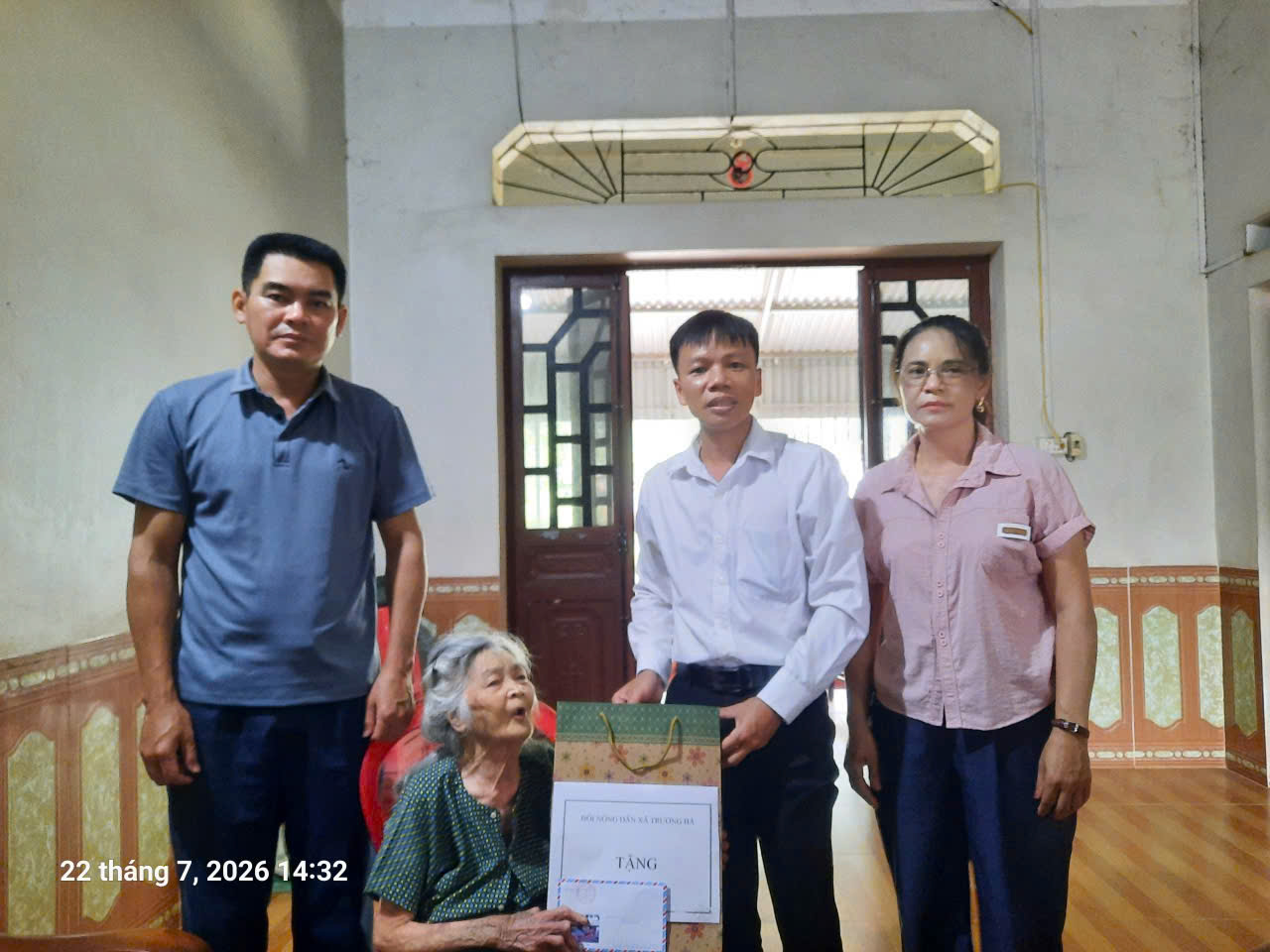 Hội Nông dân xã tặng quà cho gia đình chính sách