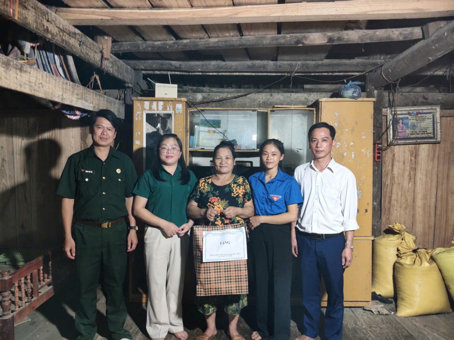 HỘI NÔNG DÂN XÃ KIM ĐỒNG PHỐI HỢP THĂM HỎI, TẶNG QUÀ GIA ĐÌNH CHÍNH SÁCH NHÂN KỶ NIỆM 79 NĂM NGÀY THƯƠNG BINH - LIỆT SĨ (27/7/1947 - 27/7/2026)