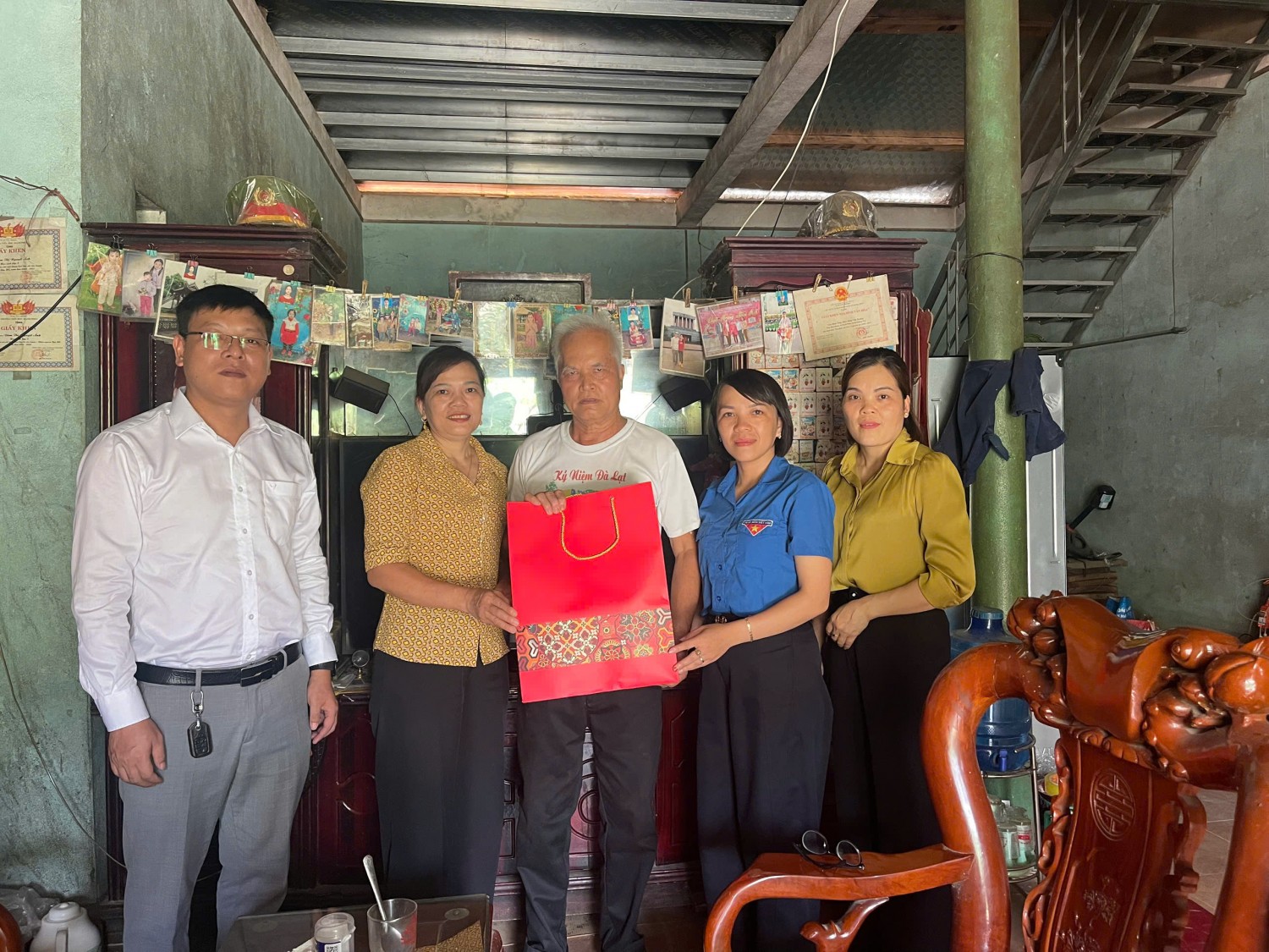 Đồng chí La Minh Tuấn tham gia tặng quà gia đình  thương binh, bệnh binh, thân nhân liệt sĩ.