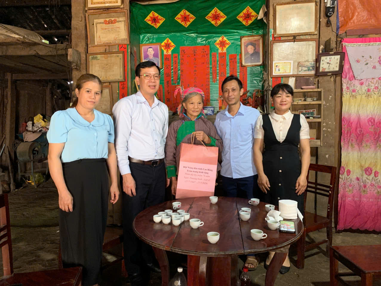 Đ/c Nguyễn Phương Huy, Tỉnh ủy viên, PCT Ủy ban MTTQ, Chủ tịch HND tỉnh tặng quà cho các Gia đình chính sách