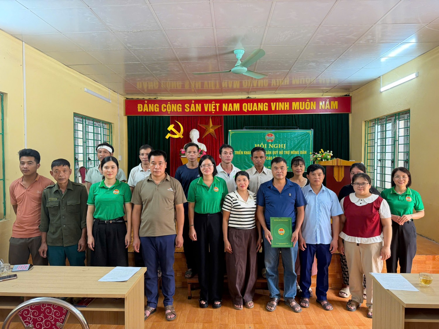Hội nghị giải ngân Quỹ Hỗ trợ nông dân, đồng thời ra mắt chi hội nông dân nghè nghiệp chăn nuôi bò sinh sản.