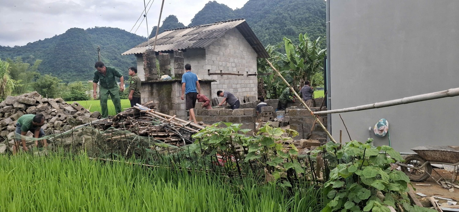 HỘI VIÊN NÔNG DÂN XÓM ĐỒNG KHUÔN, XÃ ĐỘC LẬP CHUNG TAY HỖ TRỢ NGÀY CÔNG XÂY DỰNG NHÀ BẾP CHO HỘI VIÊN