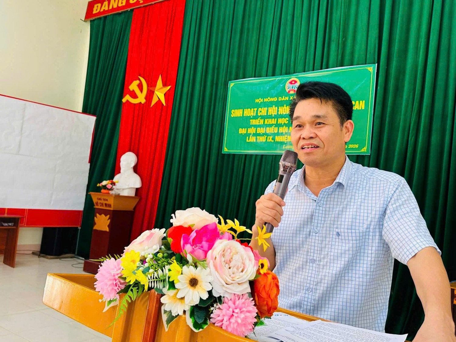 Đ/c Nông Quốc Hoàn - Phó chủ tịch HND tỉnh, Trưởng Ban Công tác Nông dân phát biểu chỉ đạo cuộc sinh hoạt chi hội