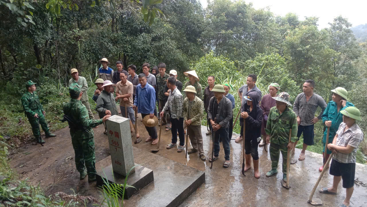 Cán bộ, hội viên nông dân tham gia phát quang đường tuần tra biên giới