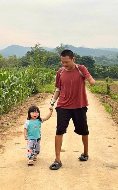 “Cùng con bước tiếp - cùng cuộc đời viết nên những điều tốt đẹp.”