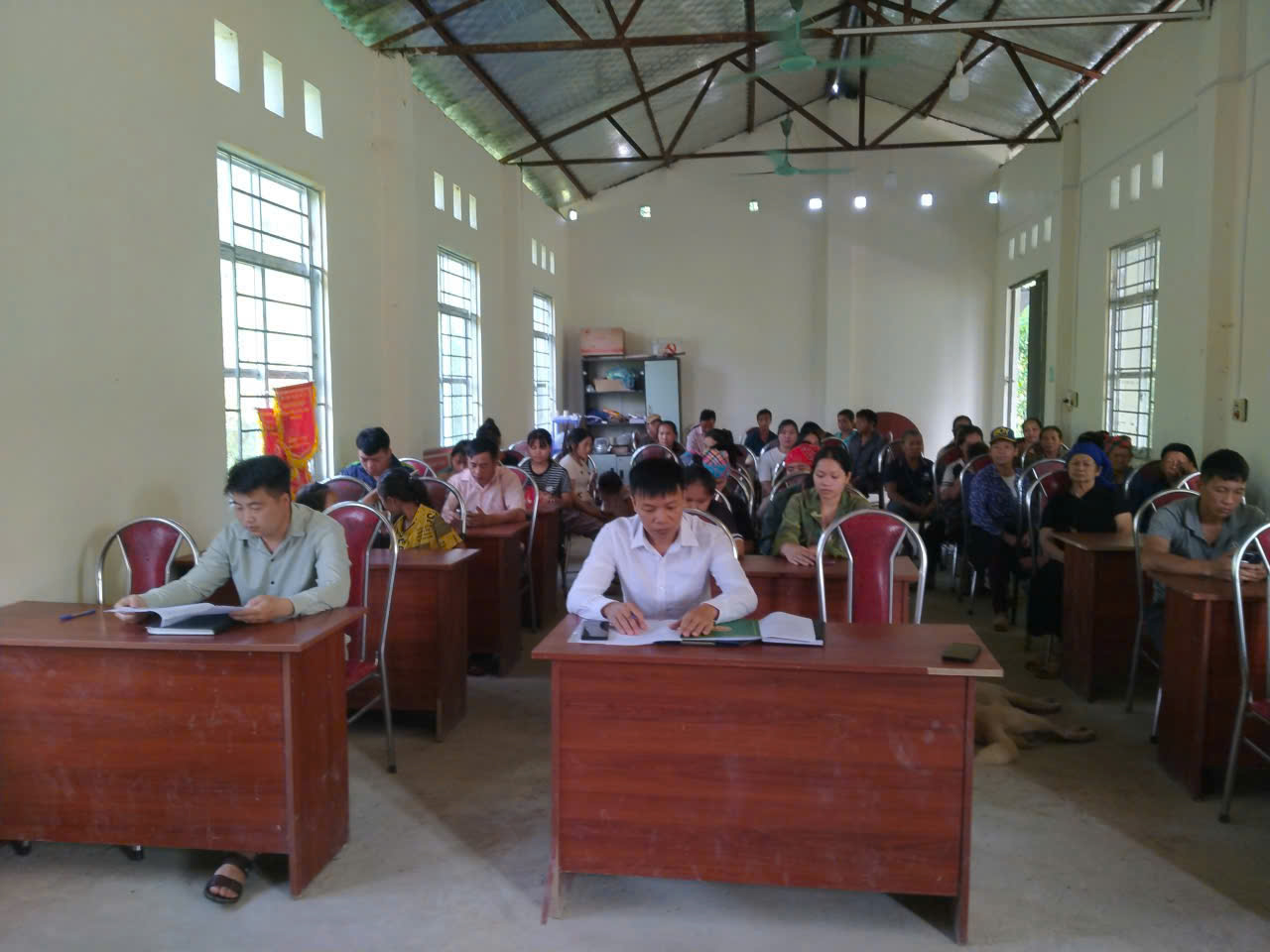 các đại biểu tham dự Lễ ra mắt CLB Nông dân bảo vệ môi trường xóm Mã Lịp