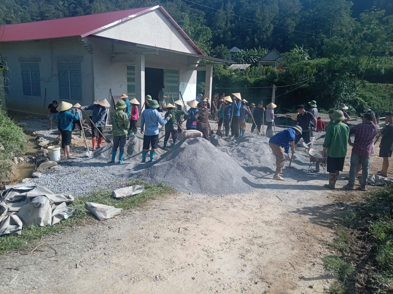 Hội viên nông dân tham gia đổ sân bê tông nhà văn hóa.